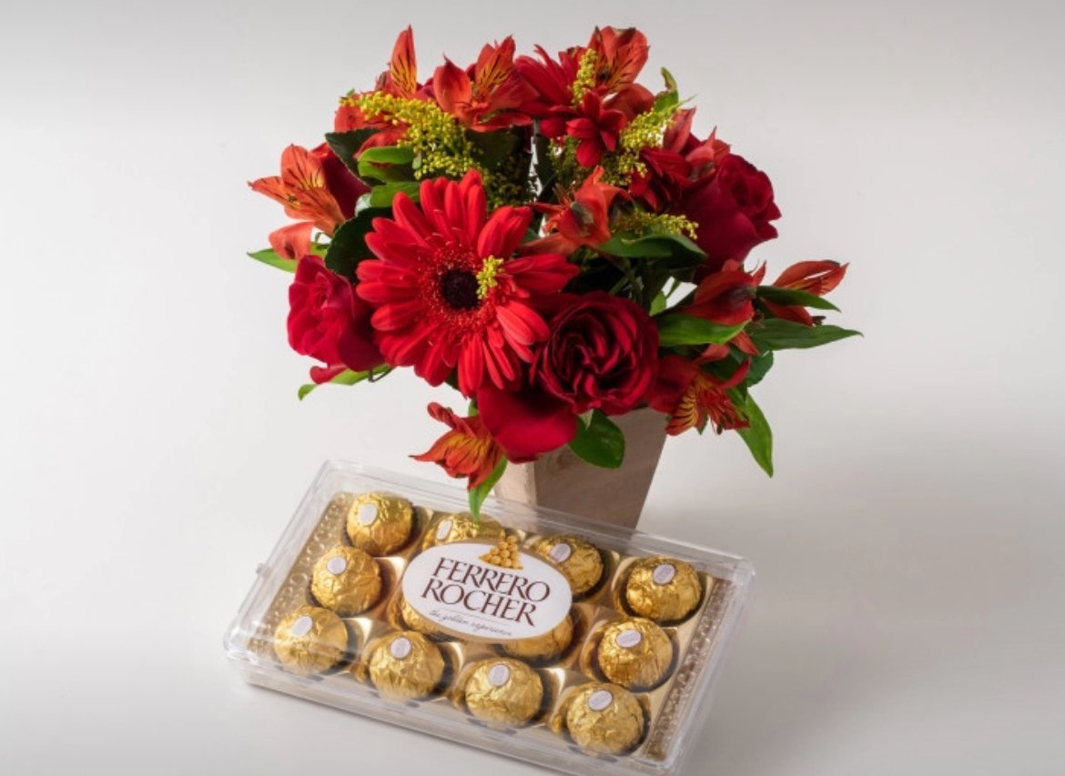IMG_3628.jpeg Arranjo de Flores Mistas Vermelhas e Chocolates - Imagem 1