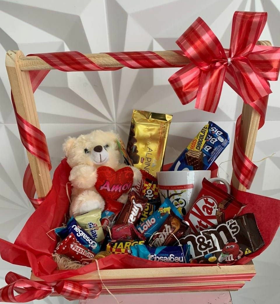 cesta-chocolate-com-pelucia-150.jpeg Cesta de chocolates diversos com pelúcia e caneca - Imagem 1